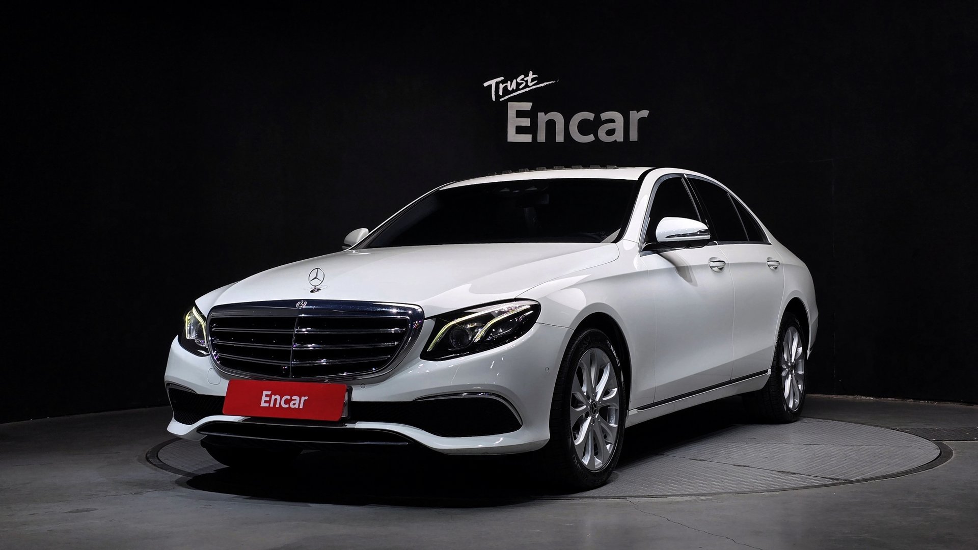 MERCEDES-BENZ E-CLASS - View 1
