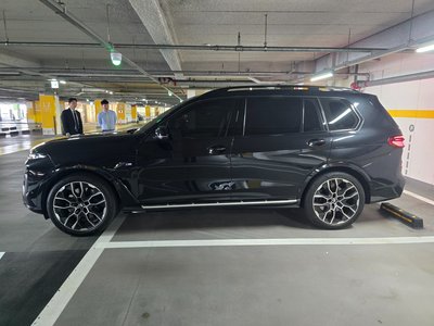 2023 BMW X7 photo 3
