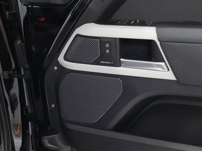 LAND ROVER DEFENDER - 4