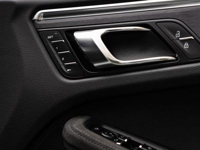 PORSCHE MACAN - 9