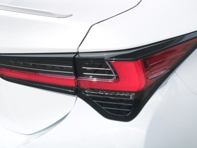 2023 Lexus RC — миниатюра 24