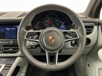 PORSCHE MACAN - 2
