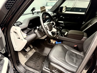 LAND ROVER DEFENDER - 10