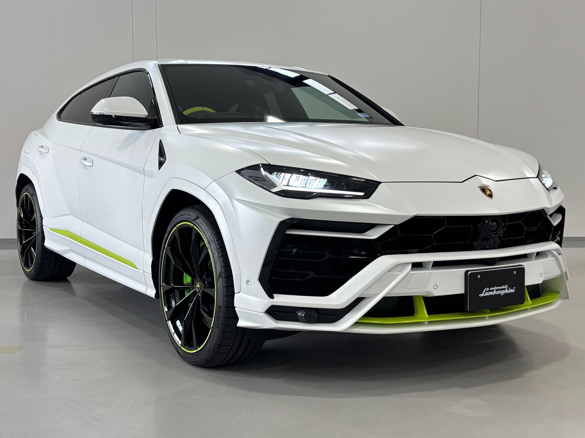 LAMBORGHINI URUS - View 1