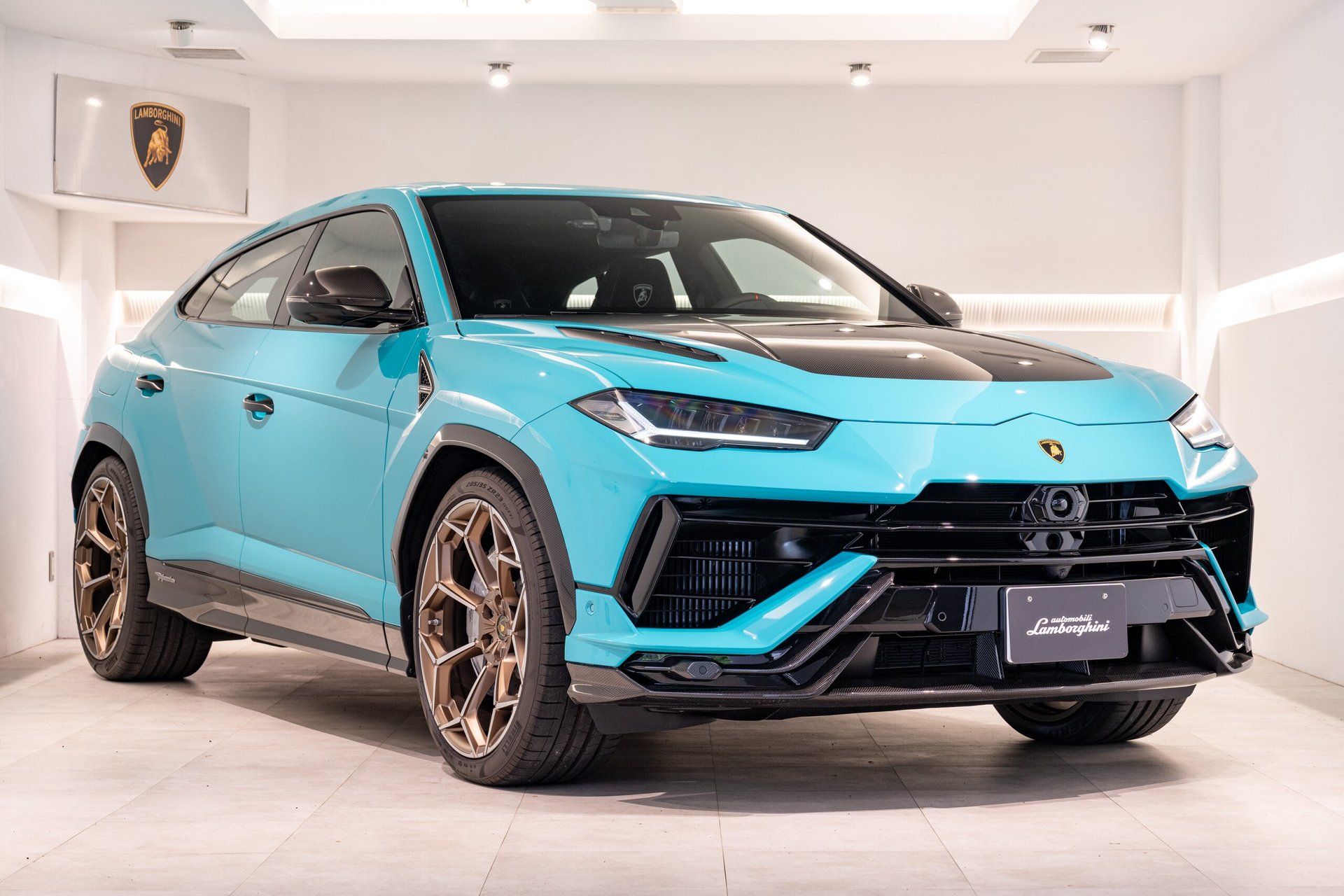 LAMBORGHINI URUS - View 1