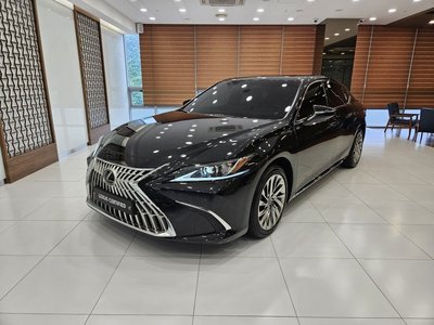صورة 1 لـ 2025 Lexus ES