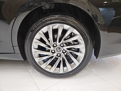 صورة 7 لـ 2025 Lexus ES