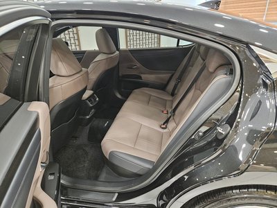 صورة 10 لـ 2025 Lexus ES