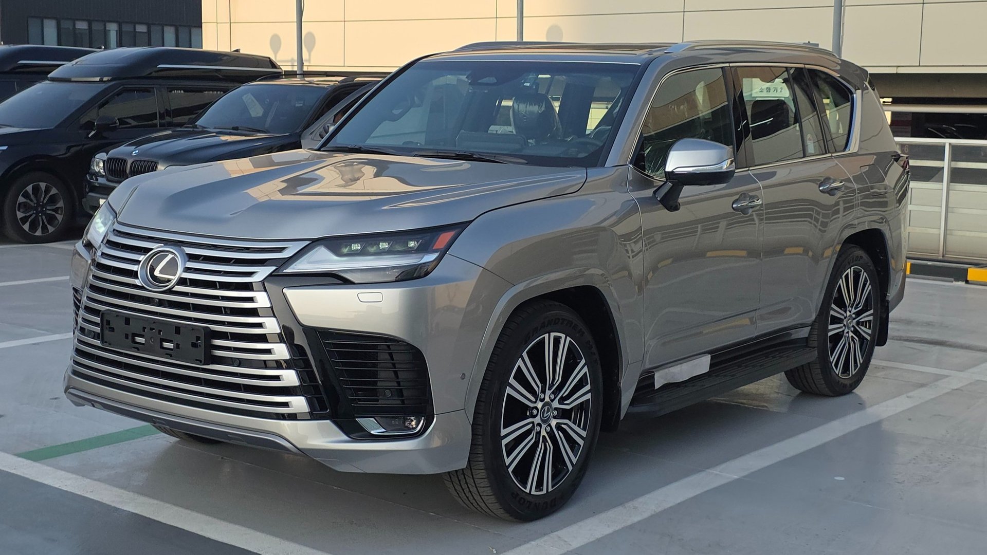 LEXUS LX - View 1