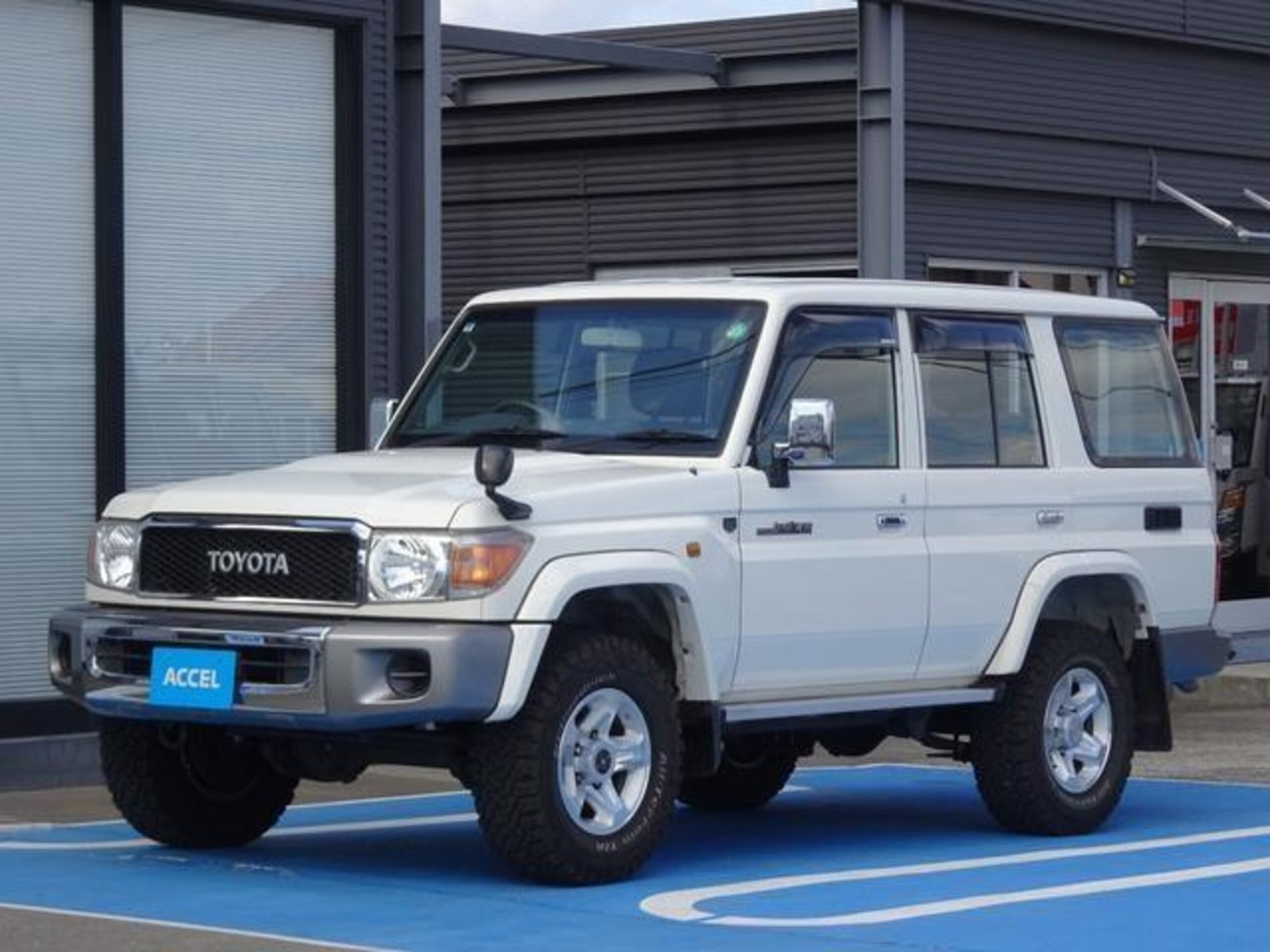 TOYOTA LAND CRUISER 70 - View 1
