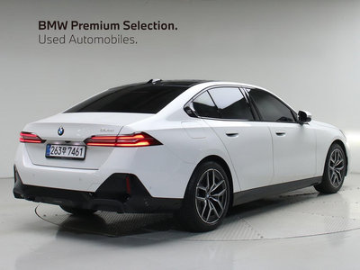 2025 BMW 5 SERIES photo 3