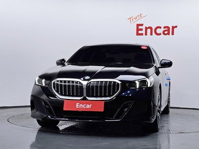 2025 BMW 5 SERIES 照片 2