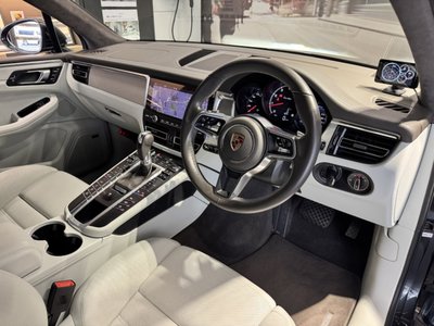 PORSCHE MACAN - 8