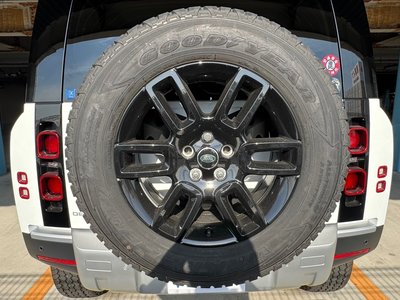 LAND ROVER DEFENDER - 4