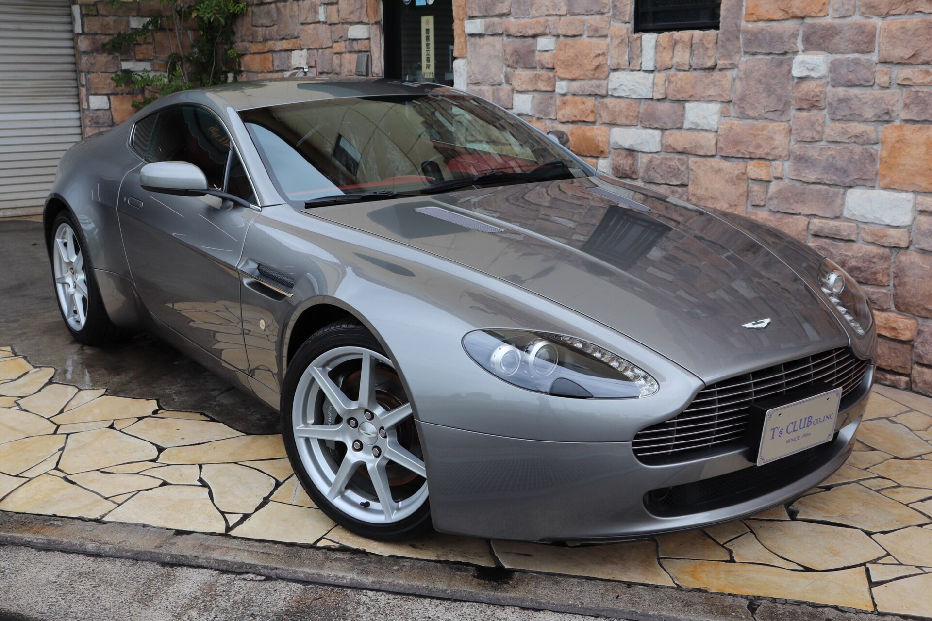 ASTON MARTIN V8 - View 1