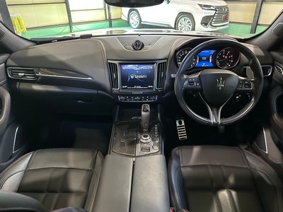2021 Maserati LEVANTE photo 4