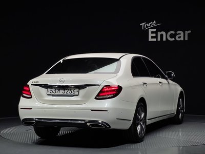MERCEDES-BENZ E-CLASS - 4