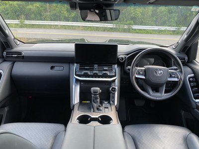 صورة مصغرة 30 لـ 2023 Toyota LAND CRUISER 300