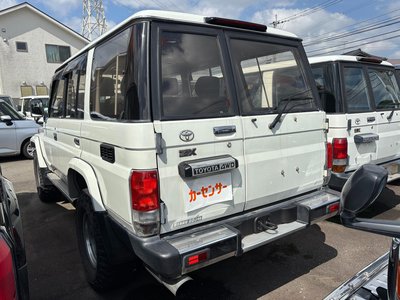 TOYOTA LAND CRUISER 70 - 6
