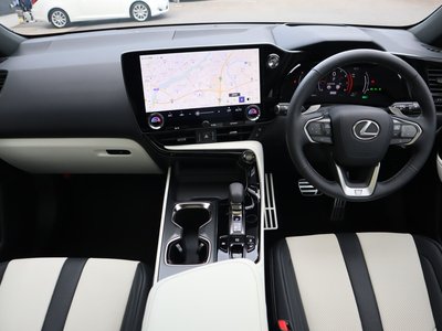 صورة 8 لـ 2025 Lexus NX