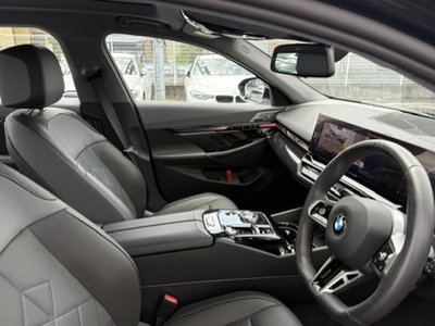 2025 BMW 5 SERIES — фото 8