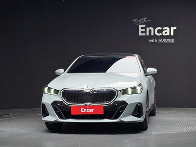 2025 BMW 5 SERIES — фото 2