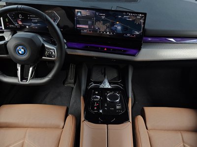 2025 BMW 5 SERIES — фото 5