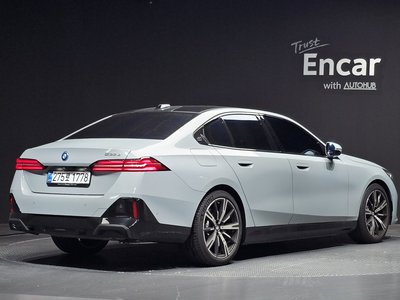 2025 BMW 5 SERIES — фото 3
