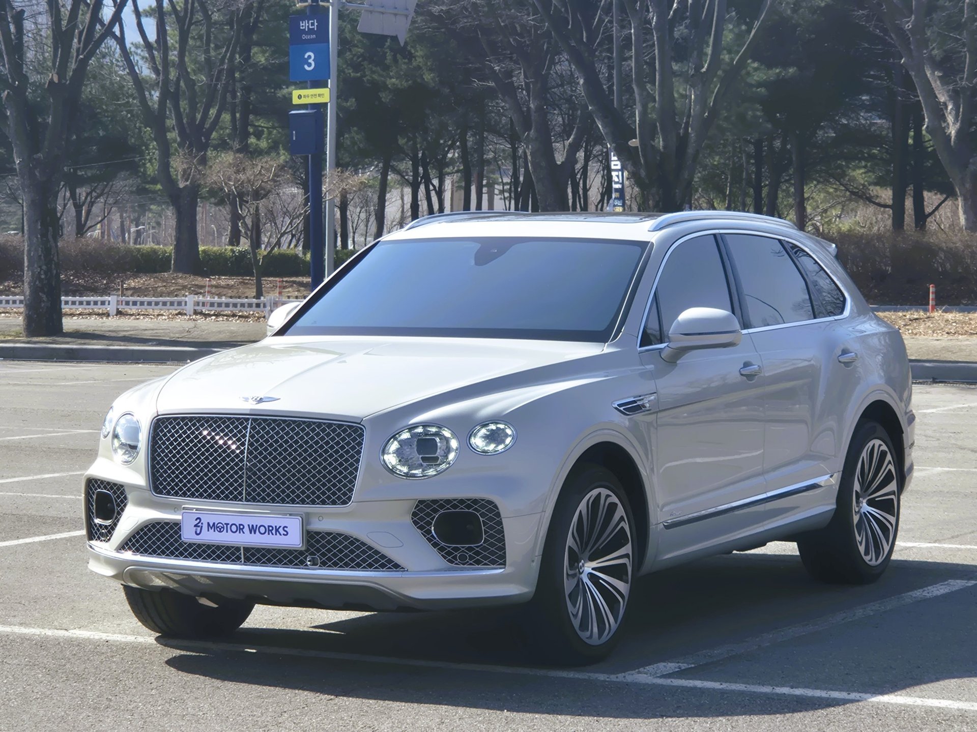 BENTLEY BENTAYGA - View 1
