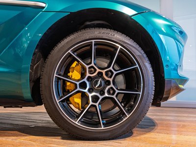 ASTON MARTIN DBX - 10