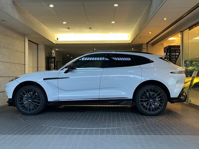 ASTON MARTIN DBX - 6