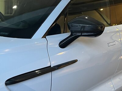 ASTON MARTIN DBX - 9