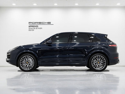 2022 Porsche CAYENNE photo 7
