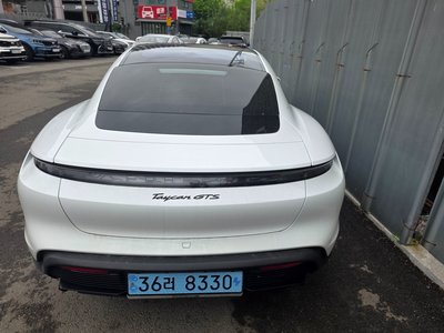 PORSCHE TAYCAN - 5