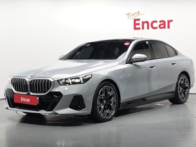 2025 BMW 5 SERIES 照片 1