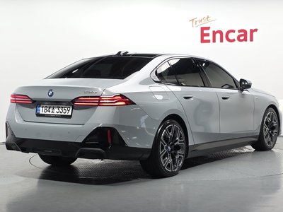 2025 BMW 5 SERIES 照片 4