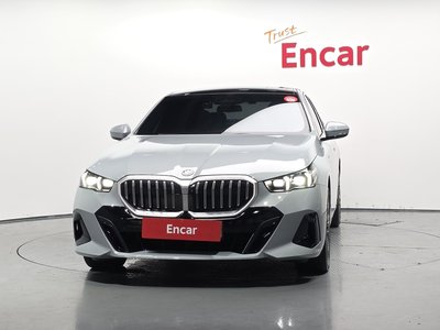 2025 BMW 5 SERIES 照片 2