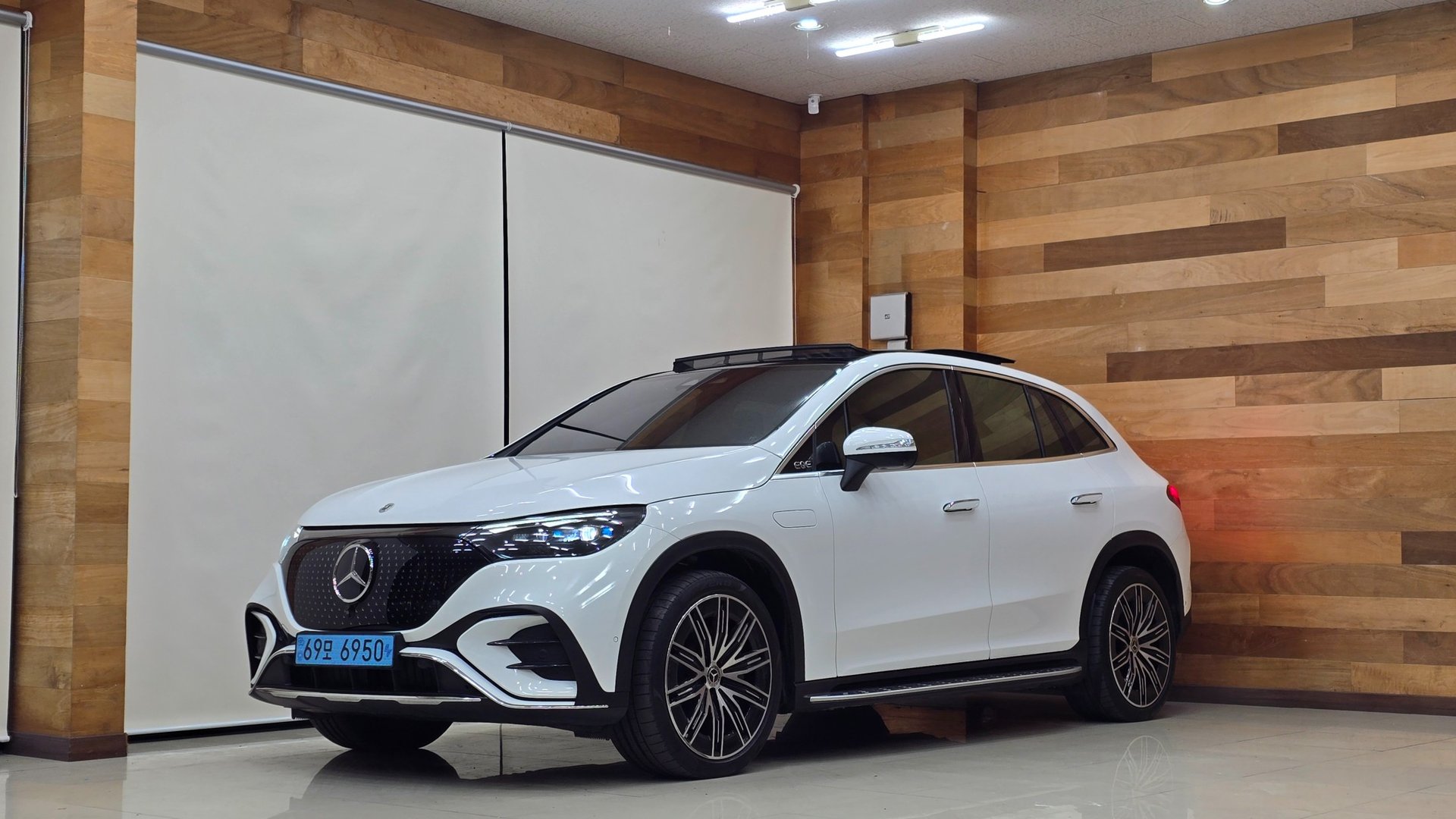 MERCEDES-BENZ EQE SUV - View 1