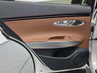 2022 Genesis GV70 — миниатюра 15