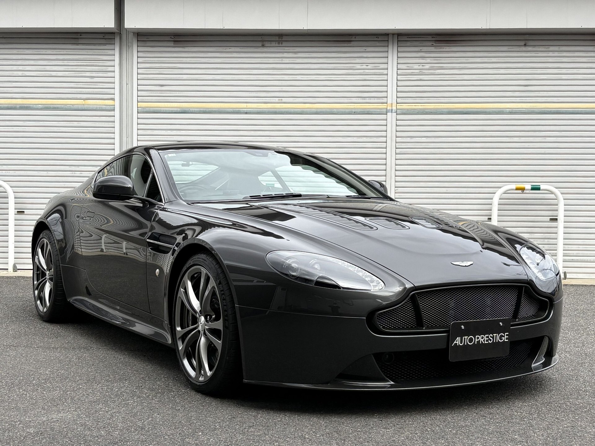 ASTON MARTIN V12 VANTAGE - View 1
