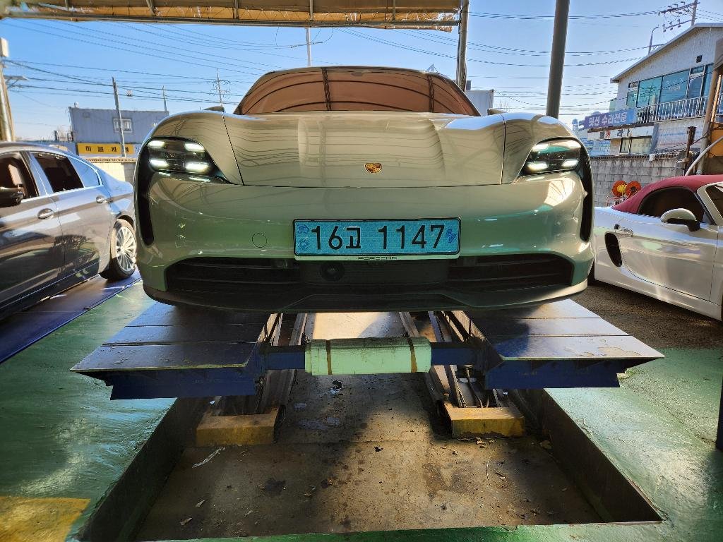 PORSCHE TAYCAN - View 1