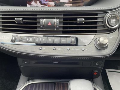 2018 Lexus LS — миниатюра 23