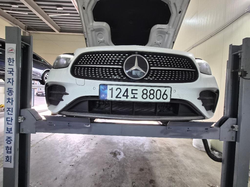 MERCEDES-BENZ E-CLASS - View 1