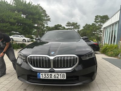 2025 BMW 5 SERIES 照片 2