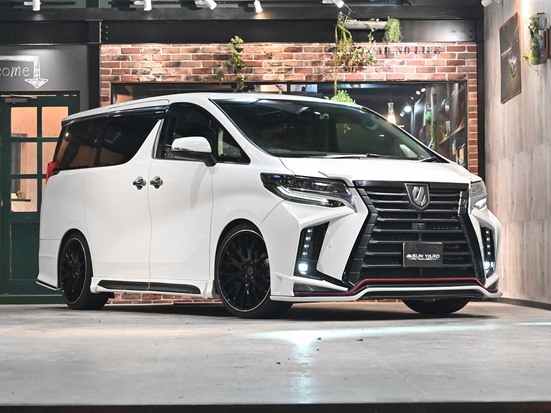 TOYOTA ALPHARD - View 1