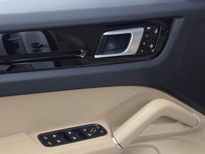 2019 Porsche CAYENNE thumbnail 16