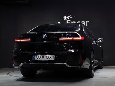 2025 BMW 7 SERIES photo 3