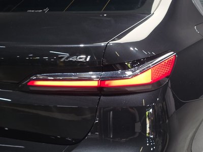 2025 BMW 7 SERIES photo 10
