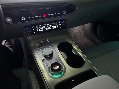 صورة 9 لـ 2024 Genesis GV70
