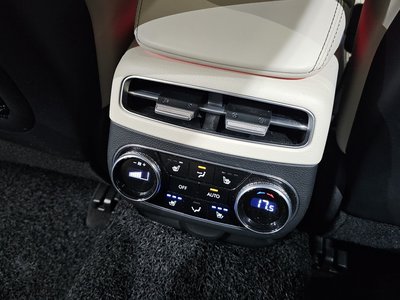 2021 Genesis GV70 thumbnail 34